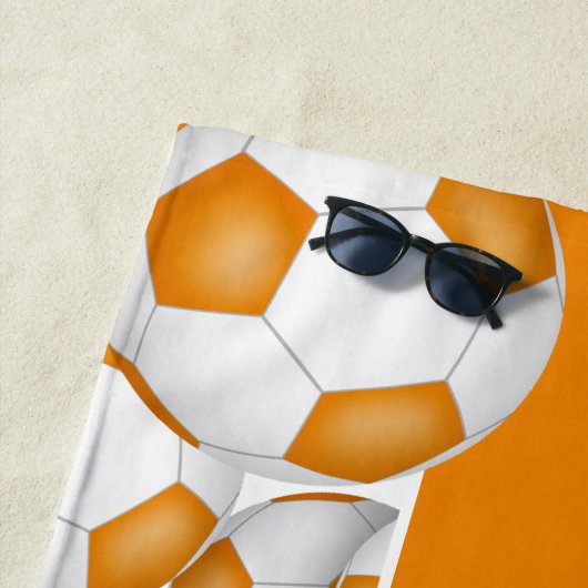 Veel voetballen oranje witte teamkleuren strandlaken (In situ)