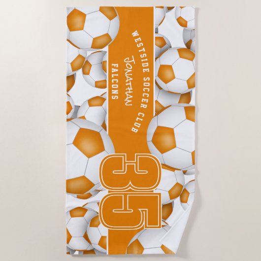 Veel voetballen oranje witte teamkleuren strandlaken (Voorkant)