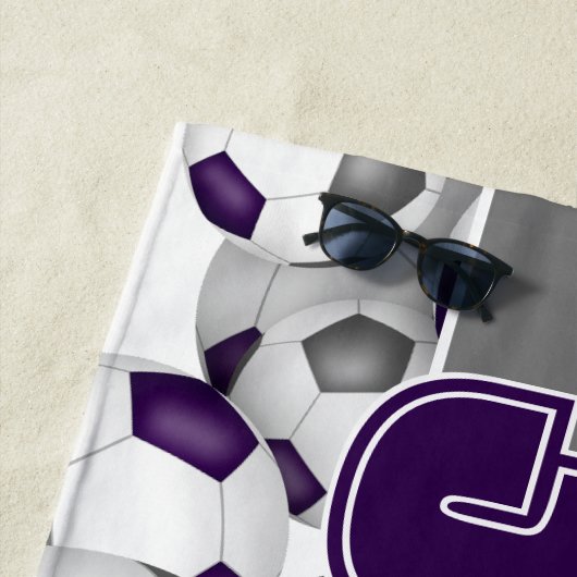 Veel voetballen paarse grijze custom team geschenk strandlaken (In situ)
