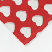 Veel witte hartjes op rode fleece deken (Hoek)