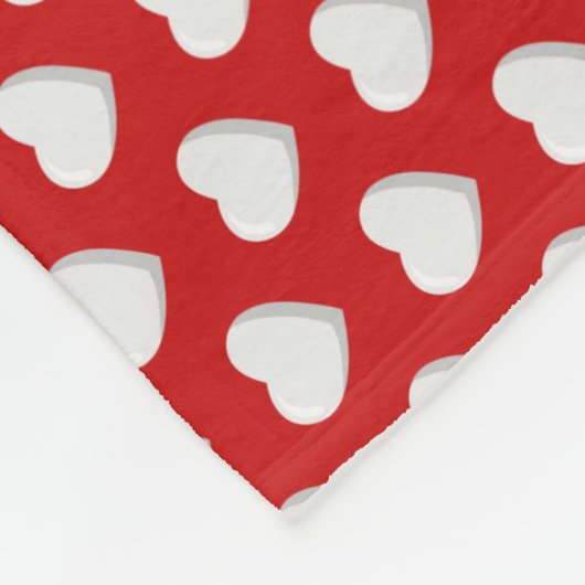 Veel witte hartjes op rode fleece deken (Hoek)