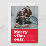 Veeleisende vibes alleen retro navy Kerstfoto Holi Feestdagenkaart<br><div class="desc">Merry vibes pas dit vakantieseizoen! Stuur een leuke retro-stijl vakantiekaart met dit één vierkant-fotoontwerp. Het terugwerptype in wit leest "kwabben slechts"en het heeft ook ruimte voor een douanebericht,  een naam en een jaar. De coördinerende klassieke kerstrode rug heeft een verstoorde textuur om de  blik te voltooien.</div>