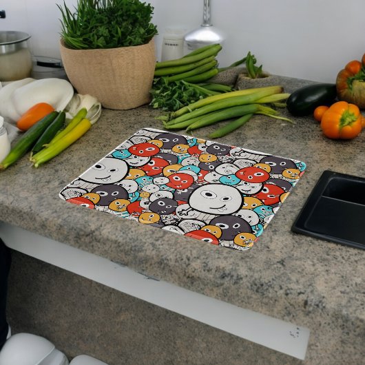 Veelkleurige doedel monster gezichten snijplank