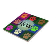 Veelkleurige Dog Paw Print Patroon Initialen Tegeltje (Zijkant)