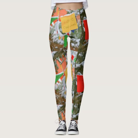 veelkleurige gebeden vlaggen "de liefde gaat door" leggings (Voorkant)