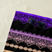 Veelkleurige kant op zwart strandlaken (In situ)