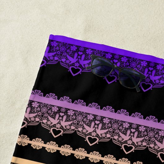 Veelkleurige kant op zwart strandlaken (In situ)