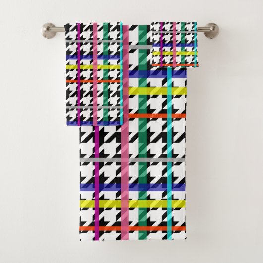 Veelkleurige lijnen op geplakt houndstooth ontwerp bad handdoek (Insitu)