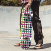 Veelkleurige lijnen op geplakt houndstooth ontwerp persoonlijk skateboard