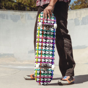 Veelkleurige lijnen op geplakt houndstooth ontwerp persoonlijk skateboard