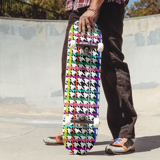 Veelkleurige lijnen op geplakt houndstooth ontwerp persoonlijk skateboard