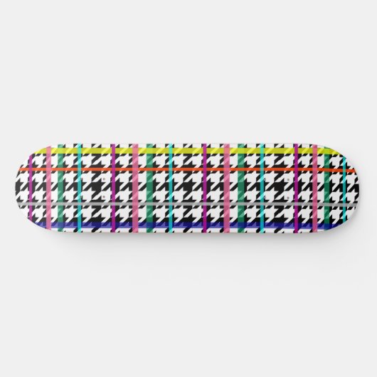 Veelkleurige lijnen op geplakt houndstooth ontwerp persoonlijk skateboard (Horizontaal)