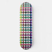 Veelkleurige lijnen op geplakt houndstooth ontwerp persoonlijk skateboard (Voorkant)