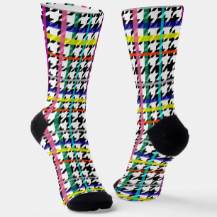 Veelkleurige lijnen op geplakt houndstooth ontwerp sokken