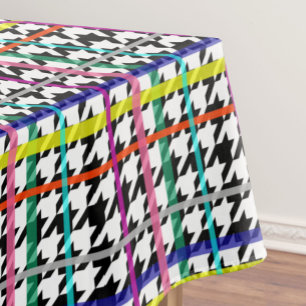 Veelkleurige lijnen op geplakt houndstooth ontwerp tafelkleed