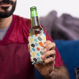 Veelkleurige steentjes op witte achtergrond blikjeskoeler