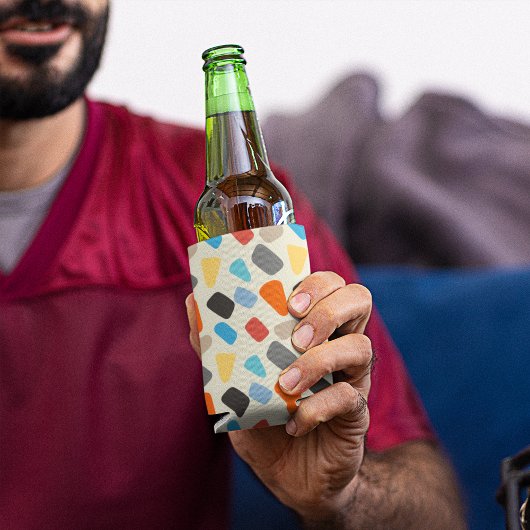 Veelkleurige steentjes op witte achtergrond blikjeskoeler