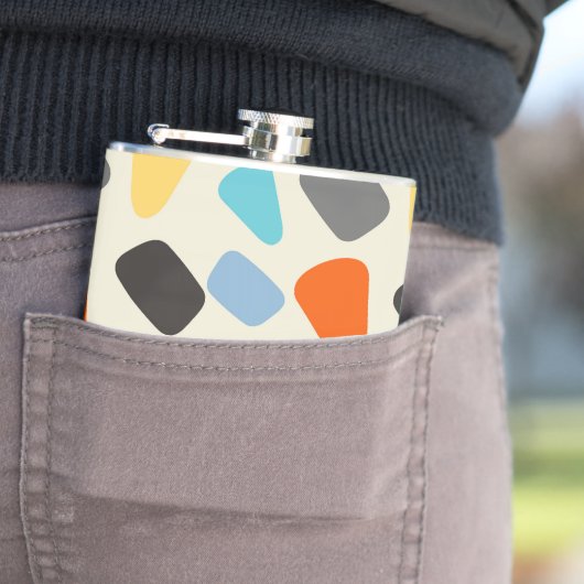 Veelkleurige steentjes op witte achtergrond heupfles (Voorbeeld)