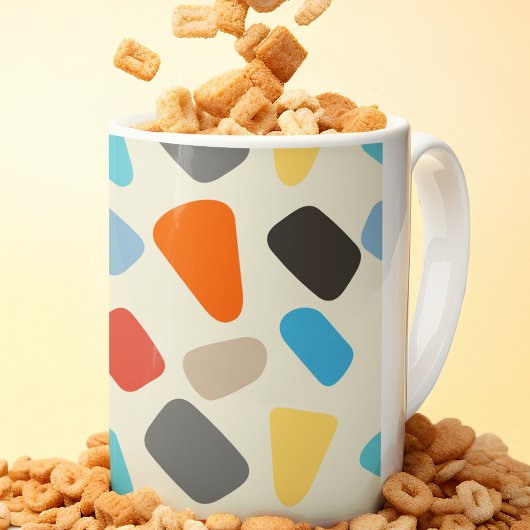 Veelkleurige steentjes op witte achtergrond koffiemok