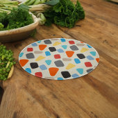 Veelkleurige steentjes op witte achtergrond snijplank