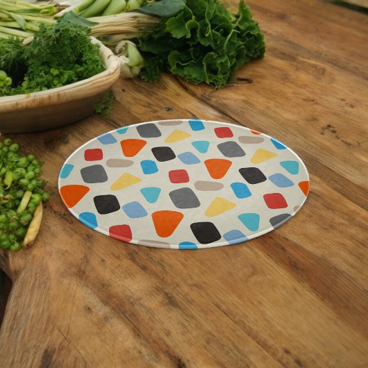 Veelkleurige steentjes op witte achtergrond snijplank