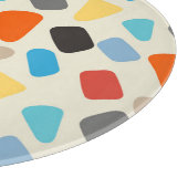 Veelkleurige steentjes op witte achtergrond snijplank (Hoek)