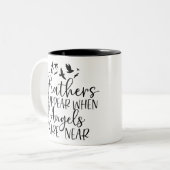 Veer verschijnen als engelen in de buurt zijn tweekleurige koffiemok (Voorkant links)