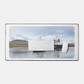 Veerboot nadert Port Askaig, Islay Scotland op een Bureaumat (Keyboard & Muis)