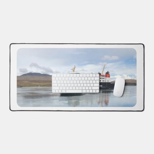 Veerboot nadert Port Askaig, Islay Scotland op een Bureaumat (Keyboard & Muis)