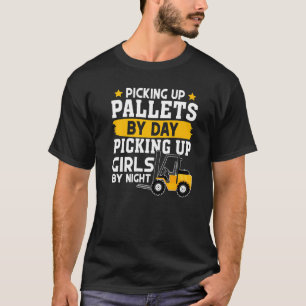 Veerkliftoperateur die pallets dagelijks ophaalt t-shirt