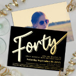 Veertig 40e verjaardag partij script zwart goud folie uitnodiging<br><div class="desc">Veertig zwarte en gouden folie tekst of uw eigen folie kleur. Personaliseer deze 40e verjaardagsfeestscript art milestone verjaardagsuitnodiging met je eigen verjaardagsfeestgegevens en een foto van je verjaardagsmeisje op de achterkant. Andere jaren,  kleuren en bijpassende items zijn beschikbaar. © Origineel ontwerp van www.mylittleeden.com op Zazzle.</div>