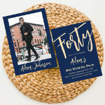 Veertig Modern Script 40th Birthday Party Foto Kaart<br><div class="desc">Veertig Modern Script 40th Birthday Party Fotouitnodiging Modern Script 40th Birthday Party Uitnodigingen "Turning 40 is nog nooit zo chique geweest! Maak van uw mijlpaal verjaardag een onvergetelijke met onze Bold Typography Blue Modern 40th Birthday Party uitnodiging. Wees uniek, wees moedig, wees JIJ! 🌸 Den Haag Pak nu je Bold...</div>