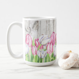 Veertulpbloemen op hout koffiemok