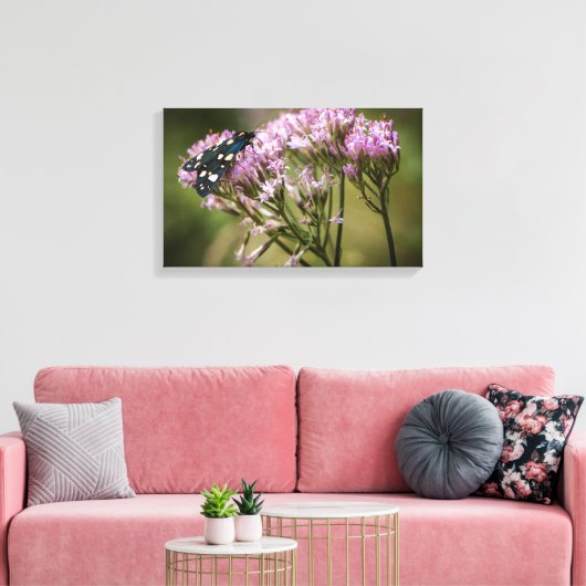 Veervlieg op wilde bloemen canvas afdruk (Insitu (Woonkamer))