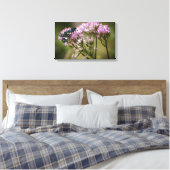 Veervlieg op wilde bloemen canvas afdruk (Insitu (Slaapkamer))