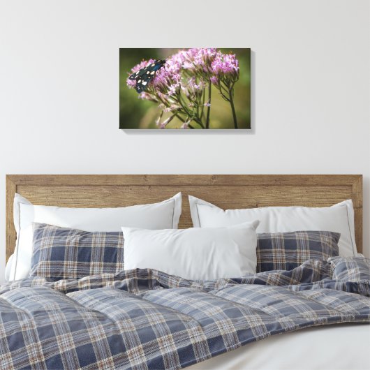 Veervlieg op wilde bloemen canvas afdruk (Insitu (Slaapkamer))