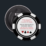 Vegas Black White Casino Poker Chip Save Button Flesopener<br><div class="desc">Duw uw uw gasten door hen deze zwarte en witte pokerchip te verzenden sparen de openers van de datumknoop flessen. Ze wachten vol ongeduld op de officiële uitnodiging voor deze leuke bruiloft.</div>