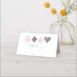 Vegas Faux Silver Glitter en Blush Place Card Plaatskaartje<br><div class="desc">Ideaal voor een glamoureus en glitzy Las Vegas casino bruiloft. Deze witte gevouwen plaatskaart is voorzien van faux zilveren glitter met zachte, wazige roze kaartpakken, een voorbedrukte ruimte om tabelnummers in te schrijven en een lege witte ruimte om in uw gasten namen te schrijven. Moet je cateraar de maaltijdkeuze van...</div>