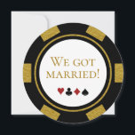 Vegas Wedding Elopement Announce Gold Poker Chip Kaart<br><div class="desc">Duw uw je vrienden en familie door hen deze gouden,  zwarte en witte pokerspaanders te sturen,  trouwdplekaankondigingen en/of feestuitnodigingen. Ze wachten vol ongeduld om bij je te zijn op deze leuke receptie.</div>