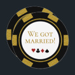 Vegas Wedding Elopement Announce Gold Poker Chip Kaart<br><div class="desc">Duw uw je vrienden en familie door hen deze gouden,  zwarte en witte pokerspaanders te sturen,  trouwdplekaankondigingen en/of feestuitnodigingen. Ze wachten vol ongeduld om bij je te zijn op deze leuke receptie.</div>