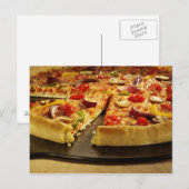 Vegetable pizza gesneden op zwarte pan op hout briefkaart (Voorkant / Achterkant)