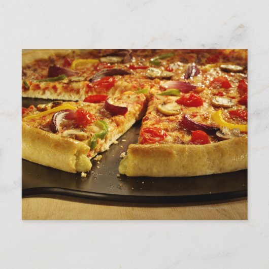 Vegetable pizza gesneden op zwarte pan op hout briefkaart (Voorkant)