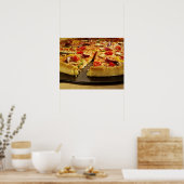 Vegetable pizza gesneden op zwarte pan op hout poster (Keuken)