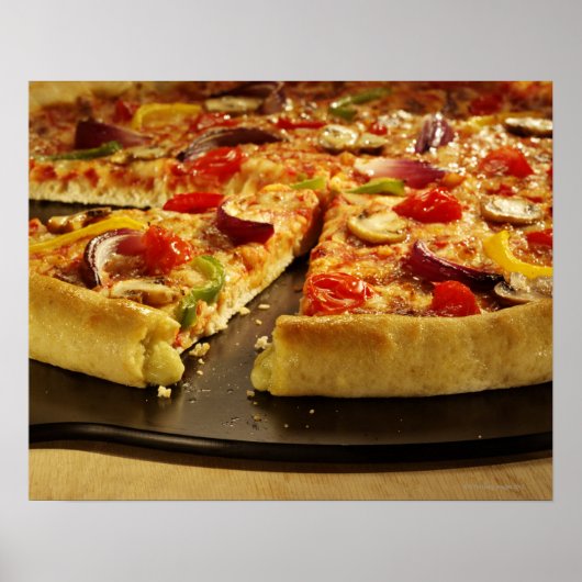 Vegetable pizza gesneden op zwarte pan op hout poster (Voorkant)