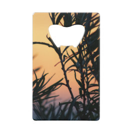 Vegetatie bij zonsondergang creditkaart flessenopener