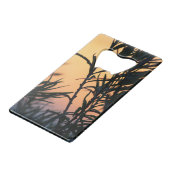 Vegetatie bij zonsondergang creditkaart flessenopener (Voorkant Gekanteld)