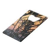 Vegetatie bij zonsondergang creditkaart flessenopener (Achterkant Gekanteld)