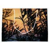 Vegetatie bij zonsondergang groot cadeauzakje (Voorkant)