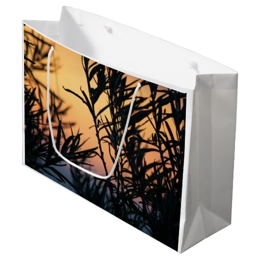 Vegetatie bij zonsondergang groot cadeauzakje (Voorkant Gekanteld)