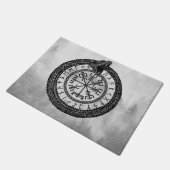 Vegvisir met Ouroboros en runes - grayscale Deurmat (Schuin)